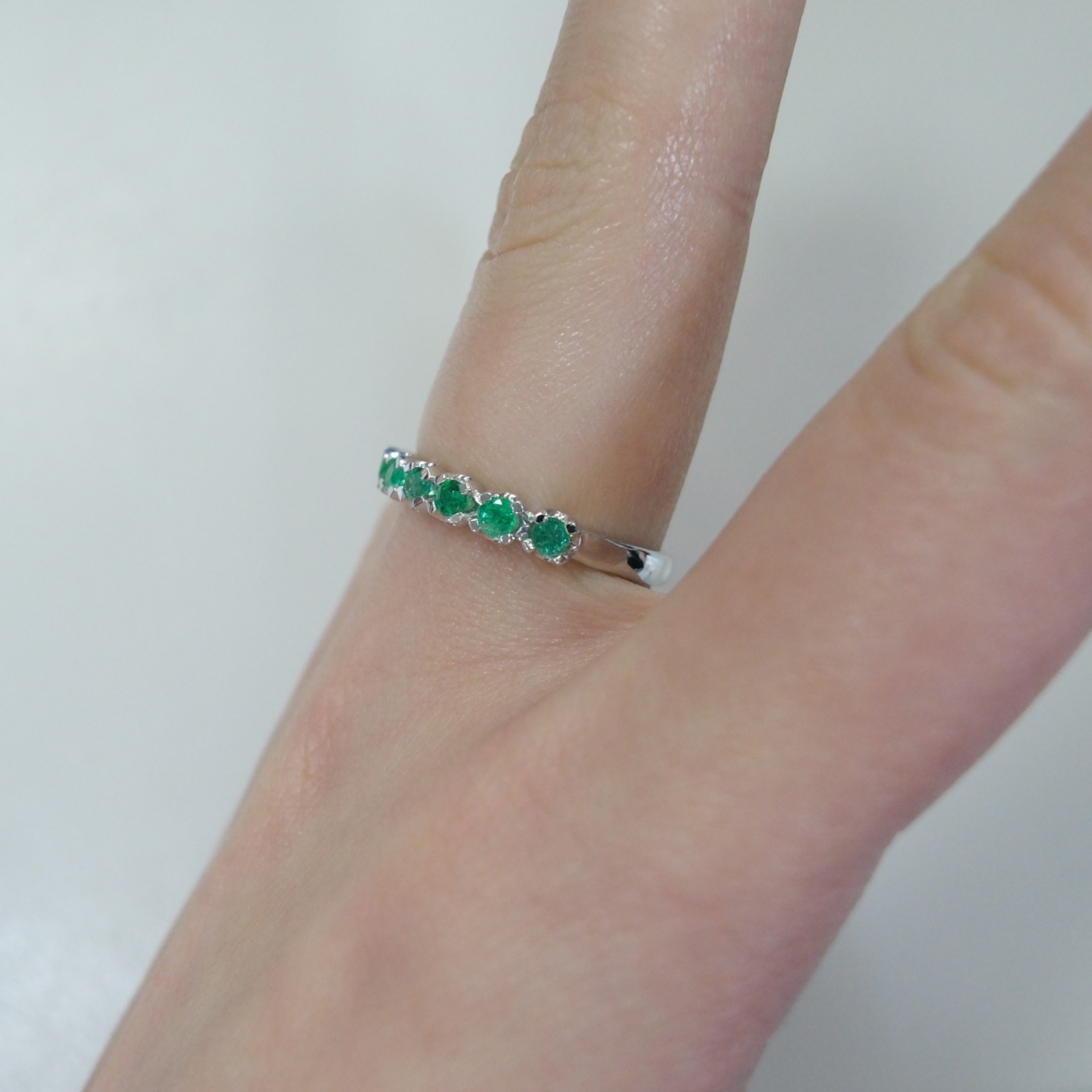 Серебряное кольцо с изумрудами